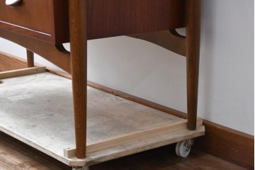 デンマークビンテージ　オークレッグ　ローズウッド?　チーク材　クラシカルな雰囲気を盛り立てるライティングビューロー　(R-082141)