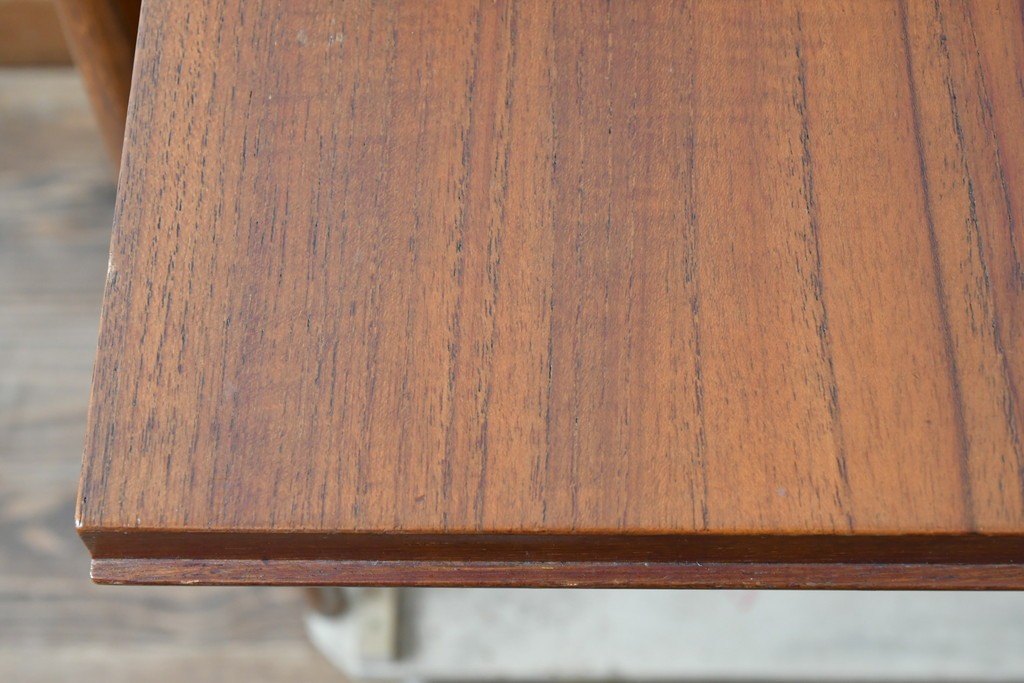 デンマークビンテージ　オークレッグ　ローズウッド?　チーク材　クラシカルな雰囲気を盛り立てるライティングビューロー　(R-082141)