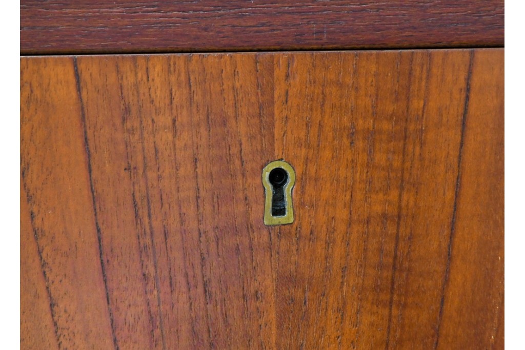 デンマークビンテージ　オークレッグ　ローズウッド?　チーク材　クラシカルな雰囲気を盛り立てるライティングビューロー　(R-082141)