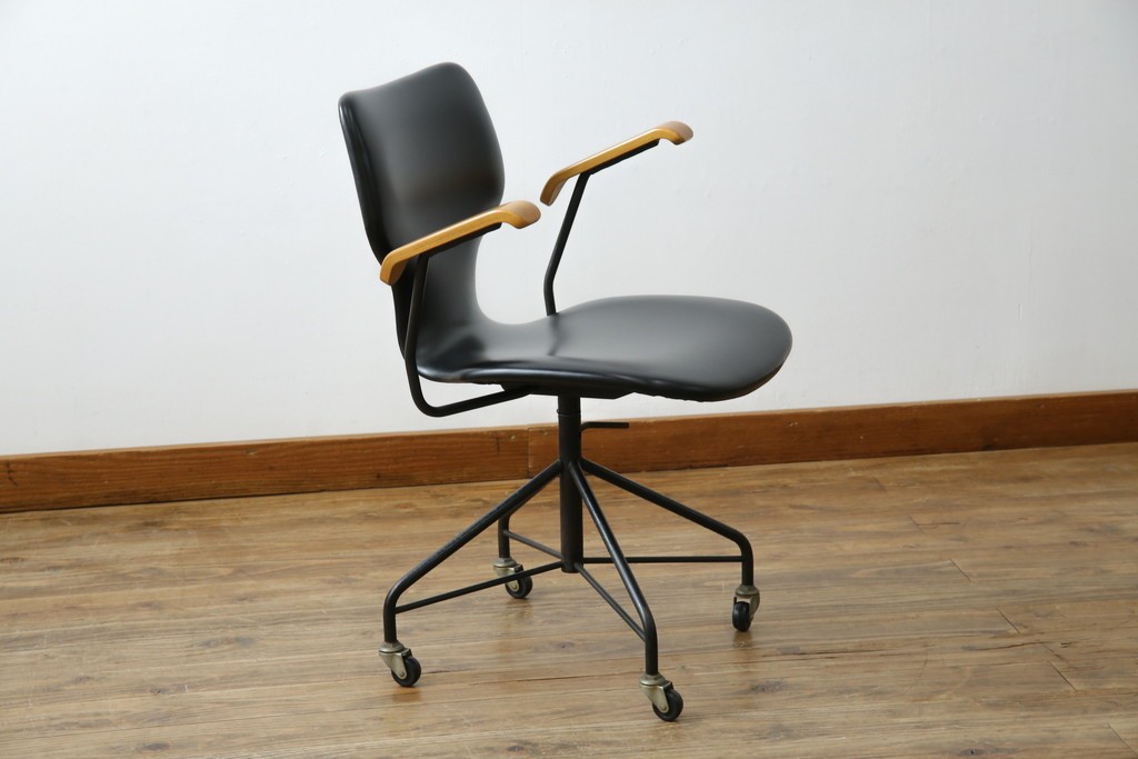 和製ビンテージ　美品　剣持勇デザイン　天童木工　カブトチェア　ヴィンテージスタイルのお部屋作りに活躍する男前なデスクチェア　(R-082143)