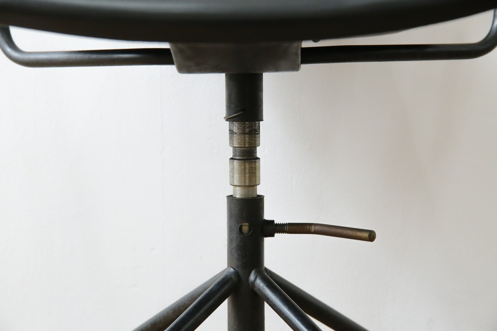 和製ビンテージ　美品　剣持勇デザイン　天童木工　カブトチェア　ヴィンテージスタイルのお部屋作りに活躍する男前なデスクチェア　(R-082143)