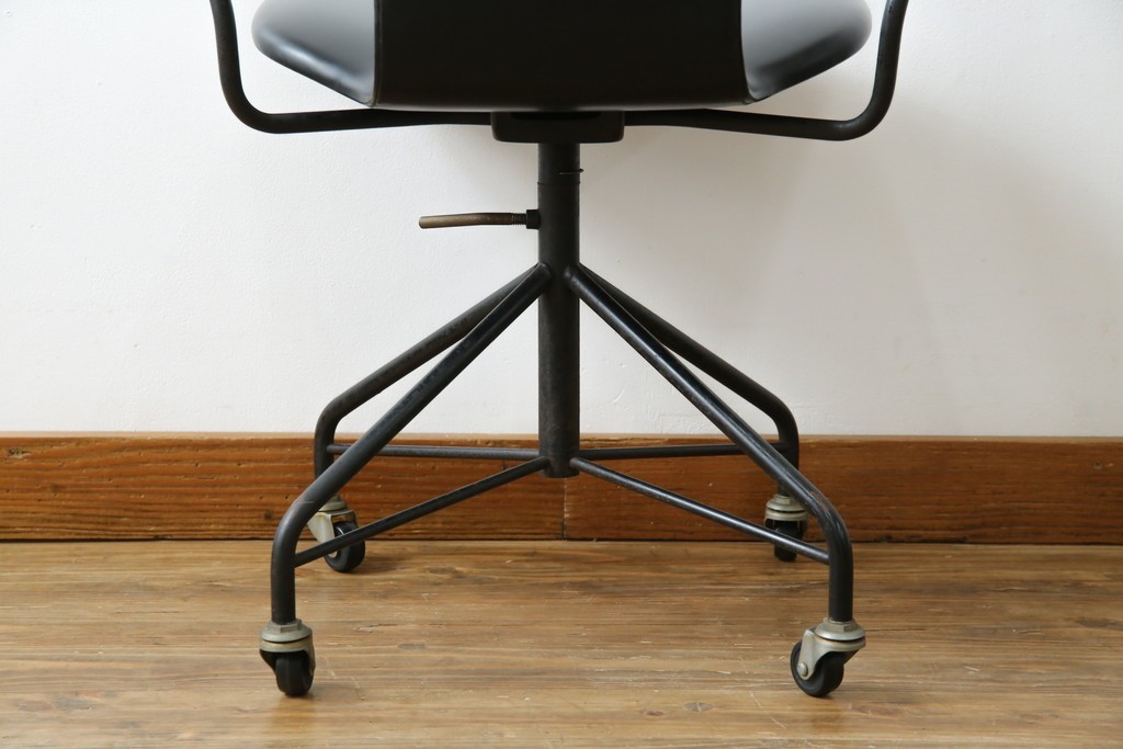 和製ビンテージ　美品　剣持勇デザイン　天童木工　カブトチェア　ヴィンテージスタイルのお部屋作りに活躍する男前なデスクチェア　(R-082143)