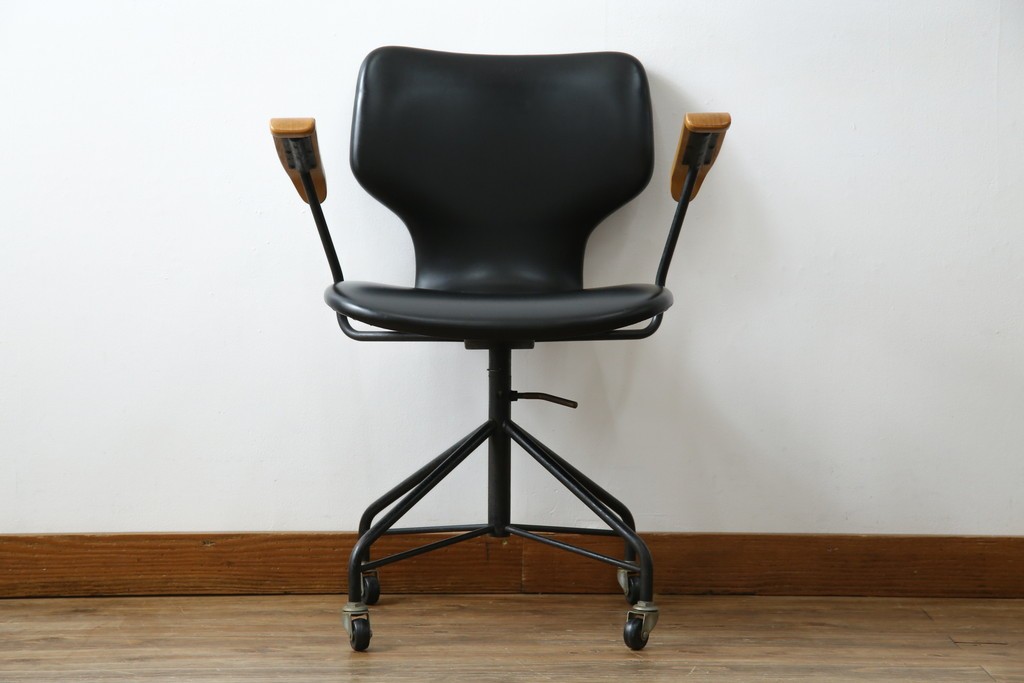 和製ビンテージ　美品　剣持勇デザイン　天童木工　カブトチェア　ヴィンテージスタイルのお部屋作りに活躍する男前なデスクチェア　(R-082143)