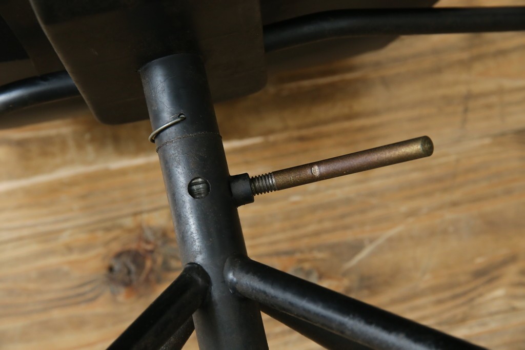 和製ビンテージ　美品　剣持勇デザイン　天童木工　カブトチェア　ヴィンテージスタイルのお部屋作りに活躍する男前なデスクチェア　(R-082143)