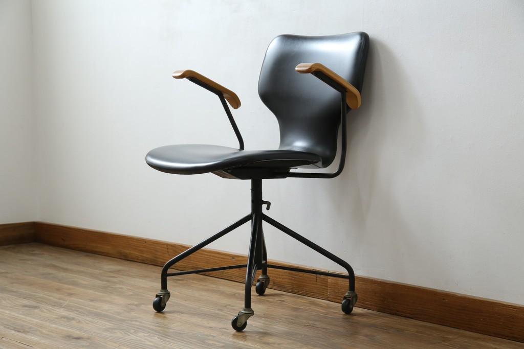 和製ビンテージ　美品　剣持勇デザイン　天童木工　カブトチェア　ヴィンテージスタイルのお部屋作りに活躍する男前なデスクチェア　(R-082143)