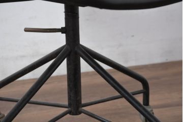 和製ビンテージ　美品　剣持勇デザイン　天童木工　カブトチェア　ヴィンテージスタイルのお部屋作りに活躍する男前なデスクチェア(キャスターチェア、椅子、イス、回転チェア、アームチェア)(R-082143)