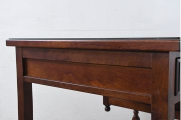 中古　美品　樺(カバ)材　国産　職人手造り　民芸家具　可愛らしいデザインが魅力のガラス天板付き片袖机(片袖デスク、ワークデスク、在宅用、在宅ワーク用、ガラストップ)(R-082145)