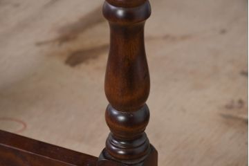 中古　美品　樺(カバ)材　国産　職人手造り　民芸家具　可愛らしいデザインが魅力のガラス天板付き片袖机(片袖デスク、ワークデスク、在宅用、在宅ワーク用、ガラストップ)(R-082145)