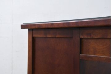 中古　美品　樺(カバ)材　国産　職人手造り　民芸家具　可愛らしいデザインが魅力のガラス天板付き片袖机(片袖デスク、ワークデスク、在宅用、在宅ワーク用、ガラストップ)(R-082145)