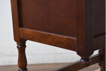 中古　美品　樺(カバ)材　国産　職人手造り　民芸家具　可愛らしいデザインが魅力のガラス天板付き片袖机(片袖デスク、ワークデスク、在宅用、在宅ワーク用、ガラストップ)(R-082145)