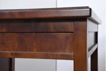 中古　美品　樺(カバ)材　国産　職人手造り　民芸家具　可愛らしいデザインが魅力のガラス天板付き片袖机(片袖デスク、ワークデスク、在宅用、在宅ワーク用、ガラストップ)(R-082145)