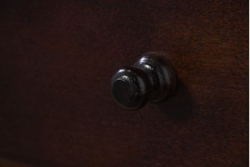 中古　美品　樺(カバ)材　国産　職人手造り　民芸家具　可愛らしいデザインが魅力のガラス天板付き片袖机(片袖デスク、ワークデスク、在宅用、在宅ワーク用、ガラストップ)(R-082145)