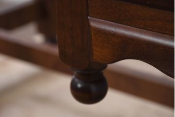 中古　美品　樺(カバ)材　国産　職人手造り　民芸家具　可愛らしいデザインが魅力のガラス天板付き片袖机(片袖デスク、ワークデスク、在宅用、在宅ワーク用、ガラストップ)(R-082145)