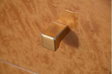 中古　美品!!　IDC大塚家具取り扱い　SPLENDOR(スプレンダー)　バーズアイメープル　洗練されたデザインが美しいリビングテレビボード(TVボード、テレビ台、キャビネット、飾り棚、収納棚、戸棚)(定価約120万円)(R-082147)