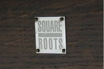 中古　ベトナム　家具ブランド　スクエアルーツ(SQUARE ROOTS)　タマ(TAMA)　フレンチオーク　アイアン　スチール棚板　魅力的なディスプレイ空間を演出するブックシェルフ(本棚、オープンラック、飾り棚、陳列棚、書棚)(定価約30万円)(R-082149)