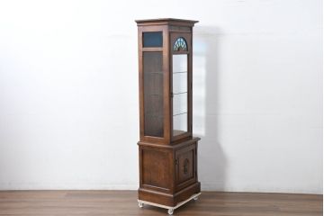 中古　美品　インテリアえぞ(EZO)　民芸家具　国産職人手作り　置くだけで華やかになるステンドグラス入り縦型キャビネット(色ガラス、キュリオケース、ガラスケース、ショーケース、食器棚、カップボード、飾り棚、戸棚、収納棚、店舗什器)(R-082156)
