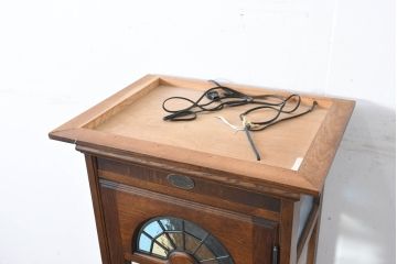 中古　美品　インテリアえぞ(EZO)　民芸家具　国産職人手作り　置くだけで華やかになるステンドグラス入り縦型キャビネット(色ガラス、キュリオケース、ガラスケース、ショーケース、食器棚、カップボード、飾り棚、戸棚、収納棚、店舗什器)(R-082156)