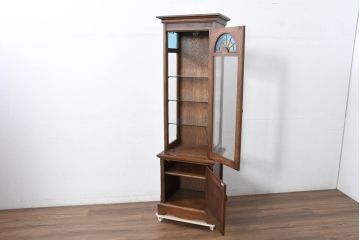 中古　美品　インテリアえぞ(EZO)　民芸家具　国産職人手作り　置くだけで華やかになるステンドグラス入り縦型キャビネット(色ガラス、キュリオケース、ガラスケース、ショーケース、食器棚、カップボード、飾り棚、戸棚、収納棚、店舗什器)(R-082156)