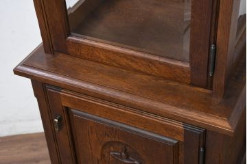 中古　美品　インテリアえぞ(EZO)　民芸家具　国産職人手作り　置くだけで華やかになるステンドグラス入り縦型キャビネット(色ガラス、キュリオケース、ガラスケース、ショーケース、食器棚、カップボード、飾り棚、戸棚、収納棚、店舗什器)(R-082156)