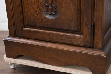 中古　美品　インテリアえぞ(EZO)　民芸家具　国産職人手作り　置くだけで華やかになるステンドグラス入り縦型キャビネット(色ガラス、キュリオケース、ガラスケース、ショーケース、食器棚、カップボード、飾り棚、戸棚、収納棚、店舗什器)(R-082156)