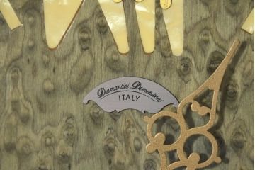 中古　美品　ARTEM(アルテム)社製　Diamantini Domeniconi(ディアマンティーニ　ドメニコーニ)　バーズアイメープル　端正な作りの真鍮(しんちゅう)象嵌入りホールクロック(時計台、振り子時計、ディスプレイ)(定価約50万円)(R-082157)