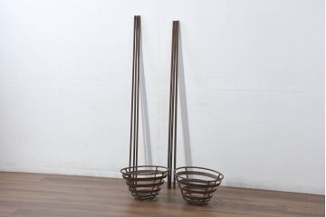 【簡易リペア限定品】　和製アンティーク　希少　屋外演出に最適な鉄製の篝火スタンド1対　(R-082158)