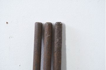 【簡易リペア限定品】　和製アンティーク　希少　屋外演出に最適な鉄製の篝火スタンド1対　(R-082158)