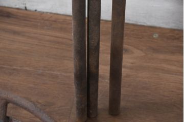 【簡易リペア限定品】　和製アンティーク　希少　屋外演出に最適な鉄製の篝火スタンド1対　(R-082158)