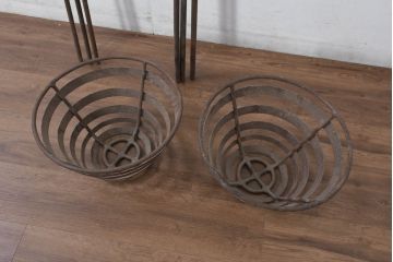 【簡易リペア限定品】　和製アンティーク　希少　屋外演出に最適な鉄製の篝火スタンド1対　(R-082158)