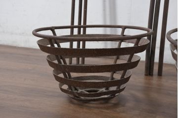 【簡易リペア限定品】　和製アンティーク　希少　屋外演出に最適な鉄製の篝火スタンド1対　(R-082158)