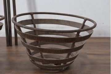 【簡易リペア限定品】　和製アンティーク　希少　屋外演出に最適な鉄製の篝火スタンド1対　(R-082158)