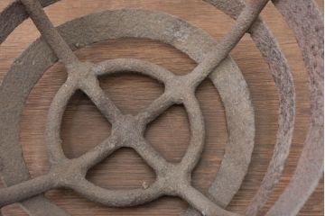 【簡易リペア限定品】　和製アンティーク　希少　屋外演出に最適な鉄製の篝火スタンド1対　(R-082158)