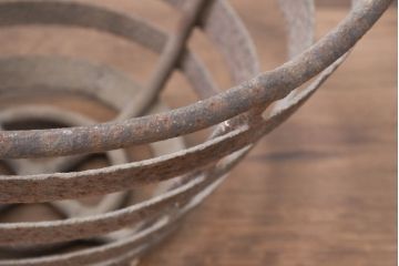 【簡易リペア限定品】　和製アンティーク　希少　屋外演出に最適な鉄製の篝火スタンド1対　(R-082158)