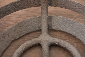 【簡易リペア限定品】　和製アンティーク　希少　屋外演出に最適な鉄製の篝火スタンド1対　(R-082158)