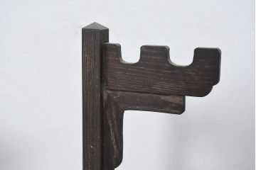 和製アンティーク　槐(えんじゅ)材　折り畳み　繊細で美しい透かし彫りの掛け軸掛け(掛け軸スタンド、刀掛け、刀置き、刀掛台、ディスプレイ)(R-082161)