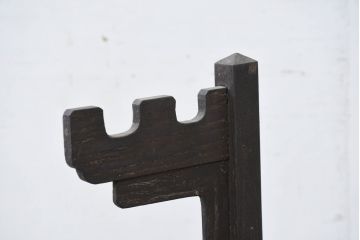 和製アンティーク　槐(えんじゅ)材　折り畳み　繊細で美しい透かし彫りの掛け軸掛け(掛け軸スタンド、刀掛け、刀置き、刀掛台、ディスプレイ)(R-082161)