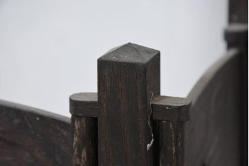 和製アンティーク　槐(えんじゅ)材　折り畳み　繊細で美しい透かし彫りの掛け軸掛け(掛け軸スタンド、刀掛け、刀置き、刀掛台、ディスプレイ)(R-082161)