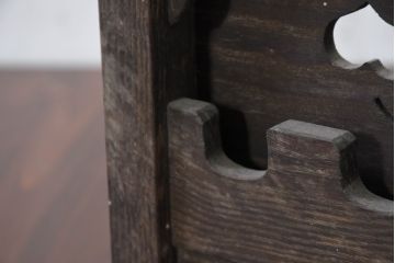 和製アンティーク　槐(えんじゅ)材　折り畳み　繊細で美しい透かし彫りの掛け軸掛け(掛け軸スタンド、刀掛け、刀置き、刀掛台、ディスプレイ)(R-082161)