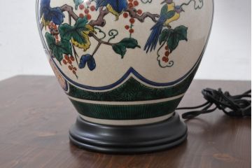 中古　高級品!!　高島屋デパート購入　九谷焼　鮮やかな色使いの花鳥図が美しいテーブルスタンド(テーブルランプ、テーブルライト、デスクスタンド、スタンドライト、卓上照明、間接照明)(定価約8万円)(R-082162)