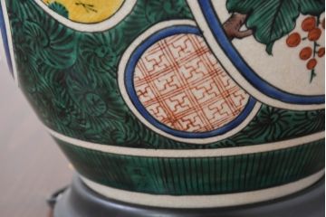 中古　高級品!!　高島屋デパート購入　九谷焼　鮮やかな色使いの花鳥図が美しいテーブルスタンド(テーブルランプ、テーブルライト、デスクスタンド、スタンドライト、卓上照明、間接照明)(定価約8万円)(R-082162)