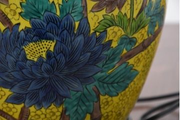 中古　高級品!!　高島屋デパート購入　九谷焼　鮮やかな色使いの花文様が美しいテーブルスタンド(テーブルランプ、テーブルライト、デスクスタンド、スタンドライト、卓上照明、間接照明)(定価約8万円)(R-082163)