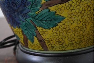 中古　高級品!!　高島屋デパート購入　九谷焼　鮮やかな色使いの花文様が美しいテーブルスタンド(テーブルランプ、テーブルライト、デスクスタンド、スタンドライト、卓上照明、間接照明)(定価約8万円)(R-082163)
