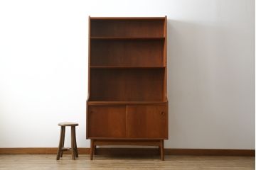 デンマークビンテージ　美品　Johannes Sorth(ヨハネス・ソース)デザイン　Bornholms Mobelfabrik社　チーク材　おしゃれな空間を演出してくれるハイキャビネット(本棚、書棚、ブックシェルフ、収納棚、飾り棚、陳列棚、北欧、ヴィンテージ)(R-082169)