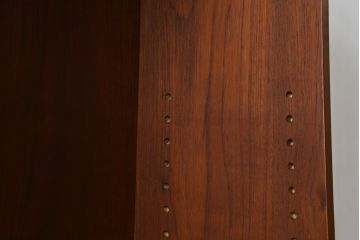 デンマークビンテージ　美品　Johannes Sorth(ヨハネス・ソース)デザイン　Bornholms Mobelfabrik社　チーク材　おしゃれな空間を演出してくれるハイキャビネット(本棚、書棚、ブックシェルフ、収納棚、飾り棚、陳列棚、北欧、ヴィンテージ)(R-082169)