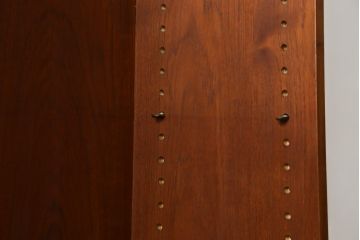 デンマークビンテージ　美品　Johannes Sorth(ヨハネス・ソース)デザイン　Bornholms Mobelfabrik社　チーク材　おしゃれな空間を演出してくれるハイキャビネット(本棚、書棚、ブックシェルフ、収納棚、飾り棚、陳列棚、北欧、ヴィンテージ)(R-082169)