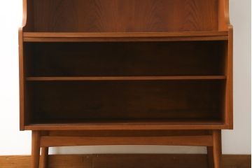 デンマークビンテージ　美品　Johannes Sorth(ヨハネス・ソース)デザイン　Bornholms Mobelfabrik社　チーク材　おしゃれな空間を演出してくれるハイキャビネット(本棚、書棚、ブックシェルフ、収納棚、飾り棚、陳列棚、北欧、ヴィンテージ)(R-082169)