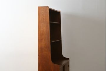 デンマークビンテージ　美品　Johannes Sorth(ヨハネス・ソース)デザイン　Bornholms Mobelfabrik社　チーク材　おしゃれな空間を演出してくれるハイキャビネット(本棚、書棚、ブックシェルフ、収納棚、飾り棚、陳列棚、北欧、ヴィンテージ)(R-082169)