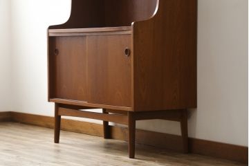 デンマークビンテージ　美品　Johannes Sorth(ヨハネス・ソース)デザイン　Bornholms Mobelfabrik社　チーク材　おしゃれな空間を演出してくれるハイキャビネット(本棚、書棚、ブックシェルフ、収納棚、飾り棚、陳列棚、北欧、ヴィンテージ)(R-082169)