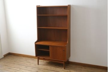 デンマークビンテージ　美品　Johannes Sorth(ヨハネス・ソース)デザイン　Bornholms Mobelfabrik社　チーク材　おしゃれな空間を演出してくれるハイキャビネット(本棚、書棚、ブックシェルフ、収納棚、飾り棚、陳列棚、北欧、ヴィンテージ)(R-082169)