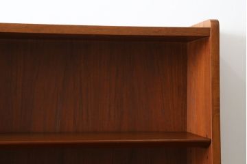 デンマークビンテージ　美品　Johannes Sorth(ヨハネス・ソース)デザイン　Bornholms Mobelfabrik社　チーク材　おしゃれな空間を演出してくれるハイキャビネット(本棚、書棚、ブックシェルフ、収納棚、飾り棚、陳列棚、北欧、ヴィンテージ)(R-082169)